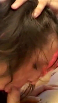 Brunette dengan payudara kecil disetubuhi dengan keras