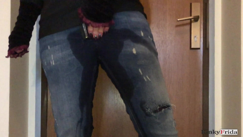 Dominatrix Frida: Pissing compilation - ragazza con piercing e tatuata - pantaloni piscio