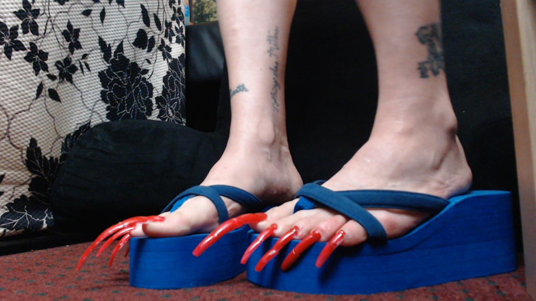 Abby Anna: Uñas rojas largas y extremas