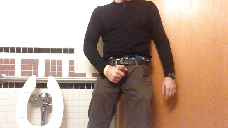TJenner: Branlette dans les toilettes publiques d'un hôpital. J'ai failli me...