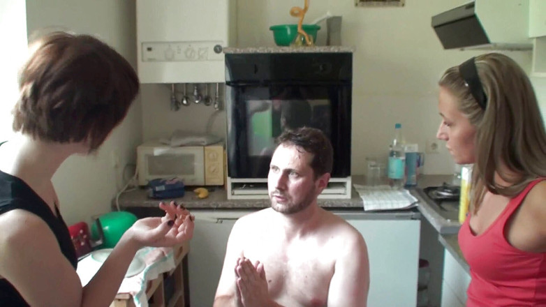 Femdom Austria: Palą, plują mu w twarz, a on wita popioły