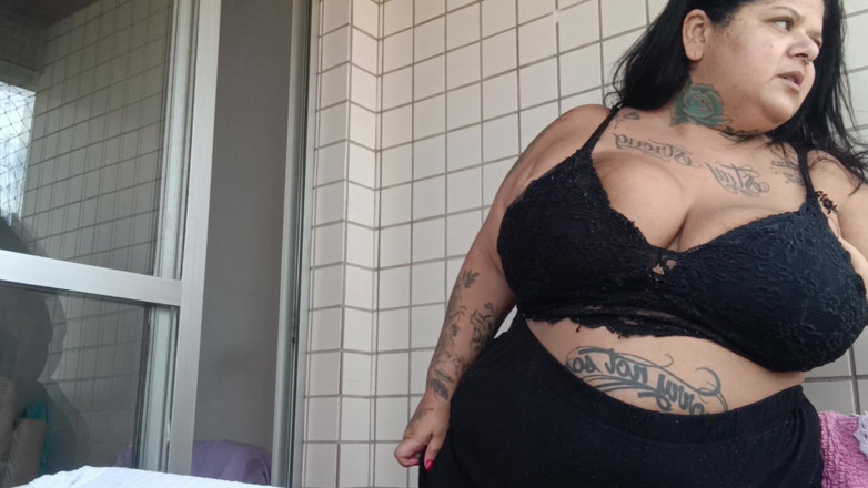 Mary Jhuana: Bbw fuma sul suo balcone
