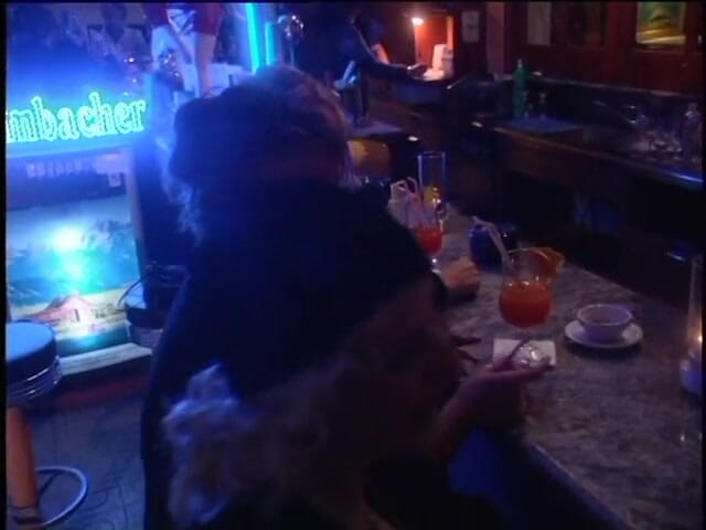 Lucky Cooch: Ragazze vintage che si divertono al bar