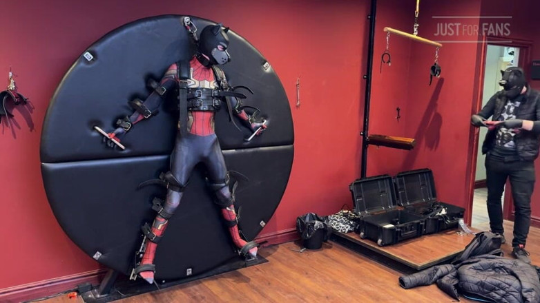 Inmate Cody and SubEdgeX: Pup Twink ने स्पाइडर-मैन के रूप में कपड़े पहने जो बंधन पहिए से तंगी है और दूध दिया गया है