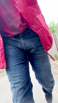 청바지 안에 있는 특공대와 괴물이 부풀어 오르고 있습니다.