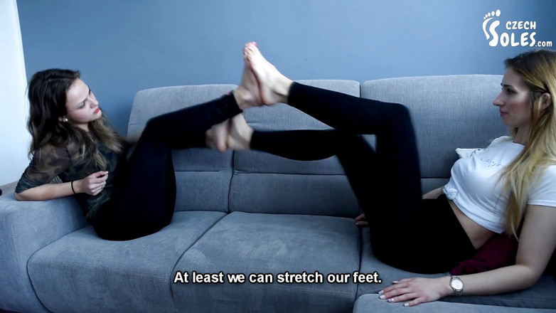 Czech Soles - foot fetish content: İki kız seksi çıplak ayaklarını birbirine yapıştırıyor!