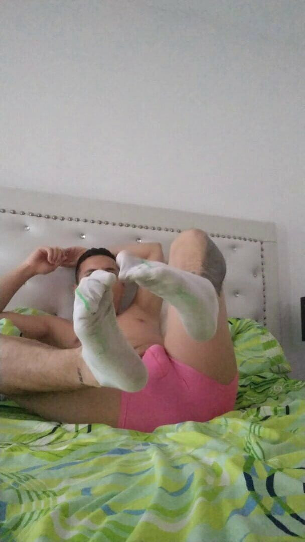 Tomas Styl: Mann zeigt seine füße, während er seinen penis berührt