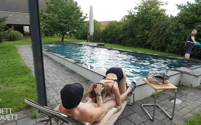 BettDuett: Baise à la piscine en vacances !