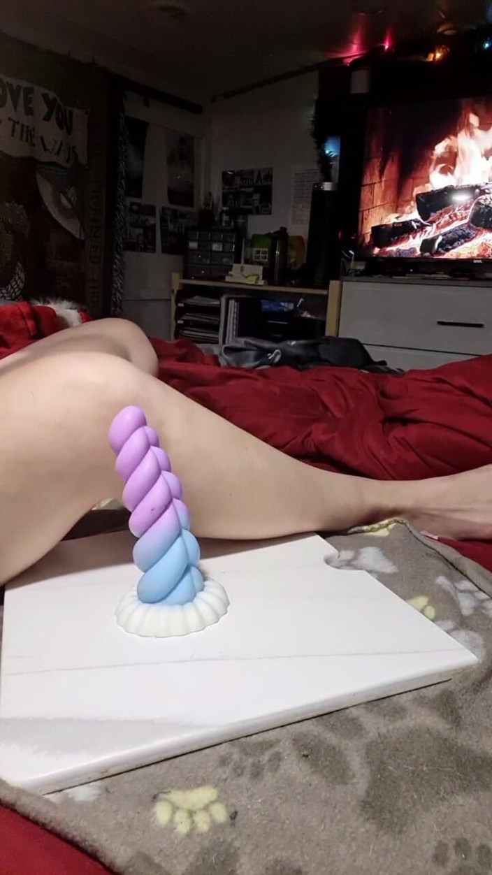 KittieNoOne: Matură sexy cu cur perfect călărește un vibrator gras pentru...