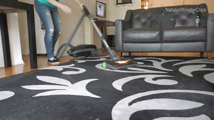 Natalie Wonder: Vide de mon tapis coquin, aspirateur les coins du sol...