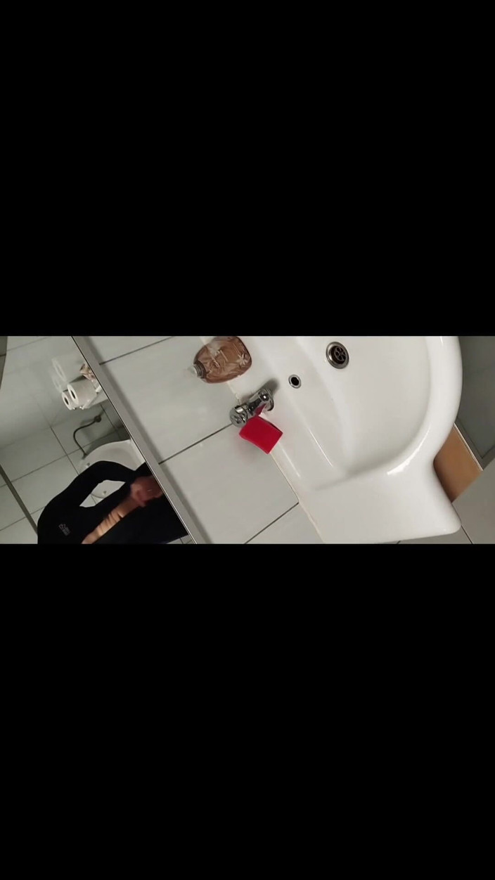 kickerscooter: Un vestiaire surpris en train de se masturber