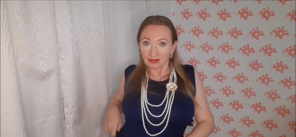 MariaOld: Une mamie sexy aux seins naturels énormes et au beau décolleté