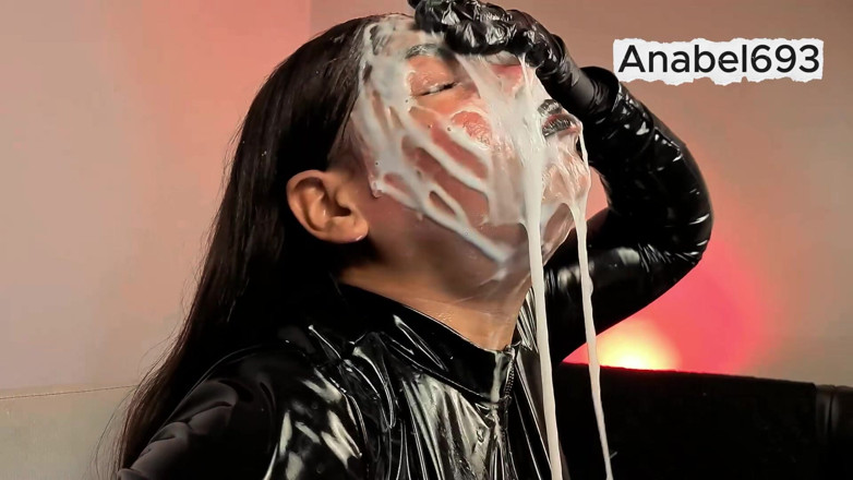anabel693: Démon oblečený v latexu, latexových rukavicích, latexovém obleku a černých rtech,...
