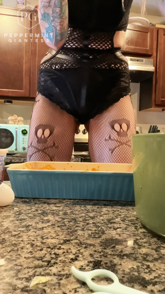 Peppermint Giantess: 7'3 La géante de la menthe poivrée fait des coquilles...