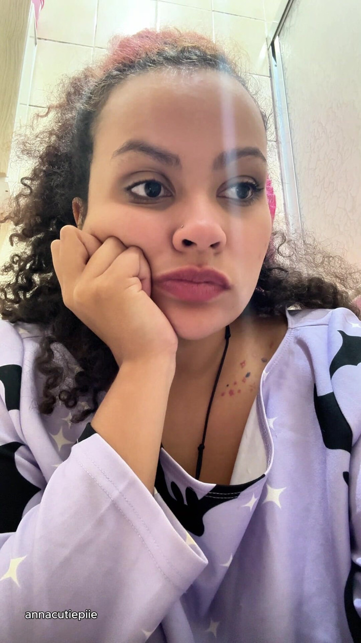 Cutiepiie Chubby: Une fille intolérante au lait gazeux dans les toilettes et...