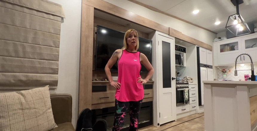 Jane Cane: З новим роком!! Давайте змусьмо це супер повеселитися 2024! Сподіваюся, вам сподобається ця повна версія нового року, нова мачуха!