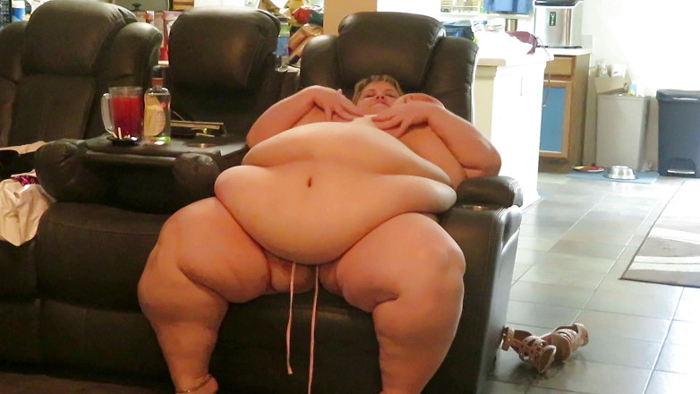 BBW nurse Vicki adventures with friends: Lucki lexxi si cewek super semok lagi asik ngusap perut...