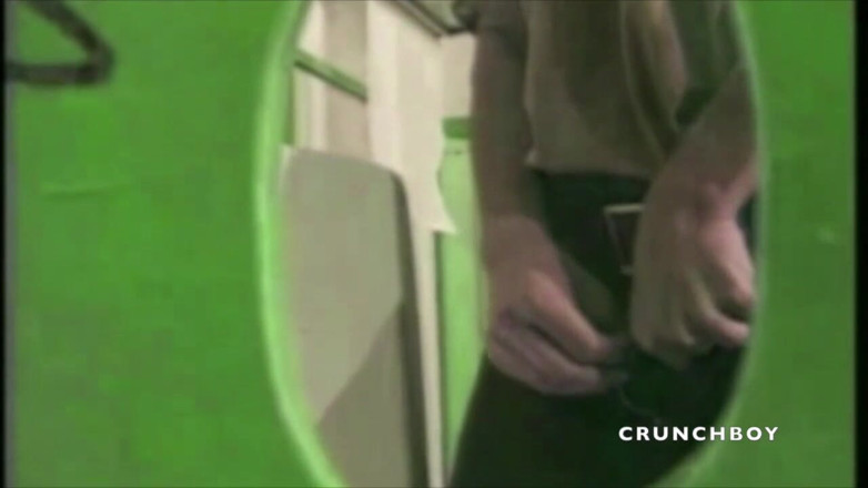 GAY VINTAGE PORN: I gay succhiano dritto nei bagni gloryhole