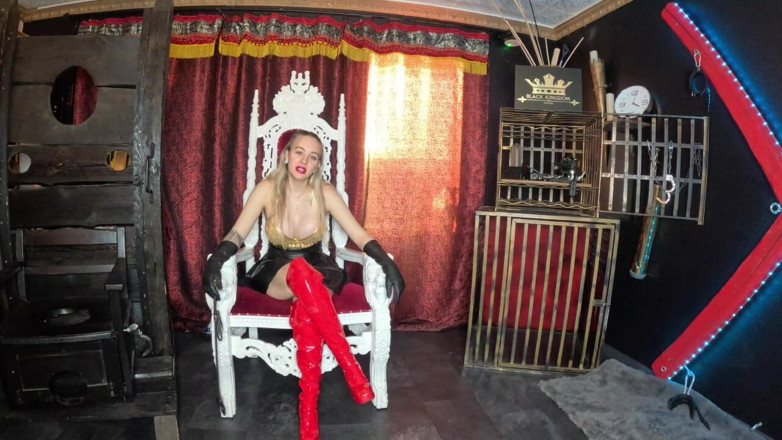 Queen_of_BDSM: Моє перше сольне відео тут, відтепер я твоя господиня!