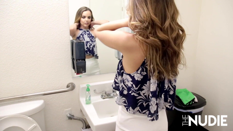 The Nudie: Dillion Harper vous taille une pipe dans votre bureau