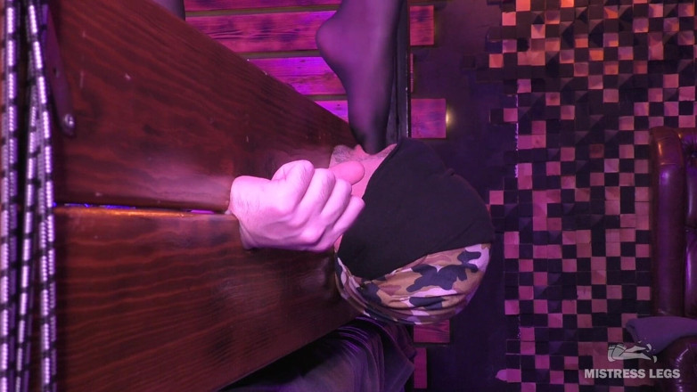 Mistress Legs: Herrin trampelt und würgt ihren sklaven in schwarzen nylons