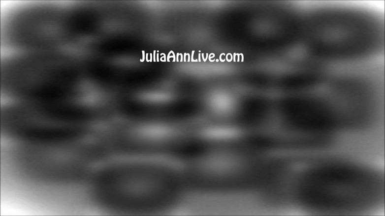 Julia Ann: Джулія Енн у подвійній розвагі зі страпоном!!