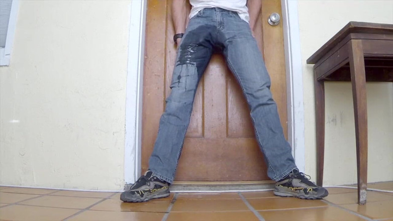 Lapetus: Terdesak kencing seluar jeans saya di terung