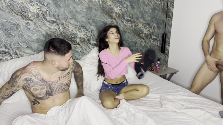 Rauls Bud: Petite Latina Mellswhite Bekommt Zwei Riesige Weiße Schwänze in Einen...