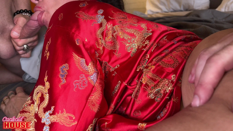 CuckoldHouse: Pengantin yang tidak setia dengan kelentit gergasi dalam seks bertiga...