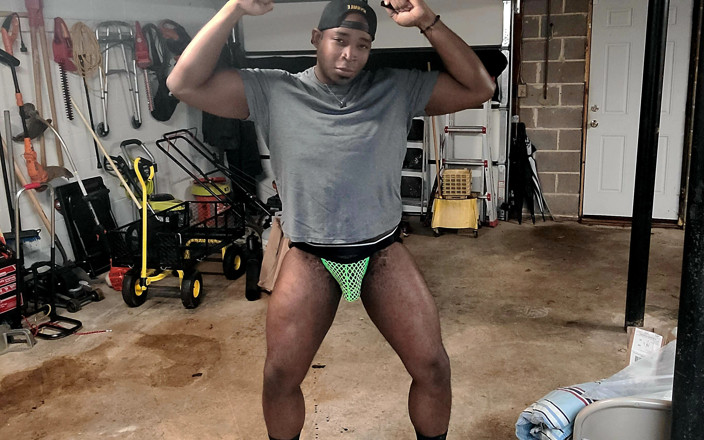 Blkbamaboi73: Jantan seksi dalam mesh hijau jockstrap menari dan berayun batang...