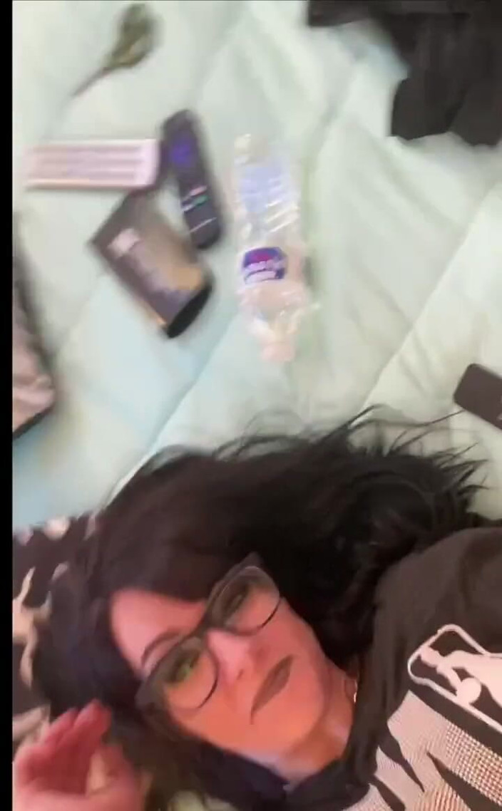 MolliexXx: 独自抚摸自己