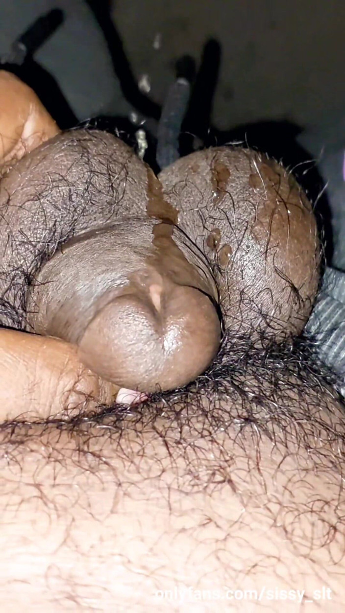 Sissy Bisexual: 毛深い小さなディック小便と遊びのコンパイル