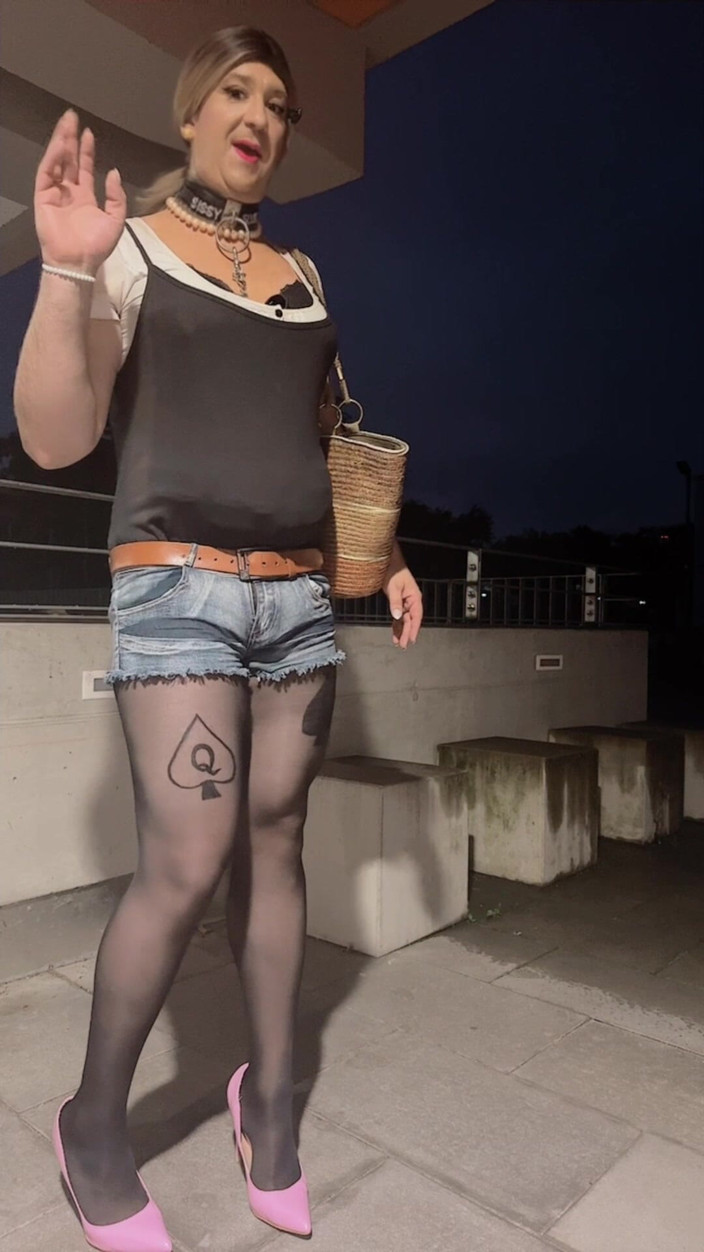 SissyDaniella: Сисси на улице, киску и задницу подключены и трахают дилдо