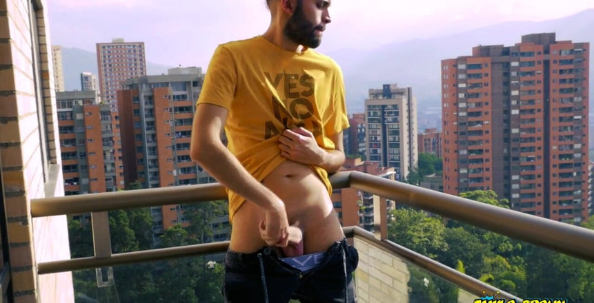 Camilo Brown: Ngocok kontol besarku yang belum disunat di balkon apakah aku...