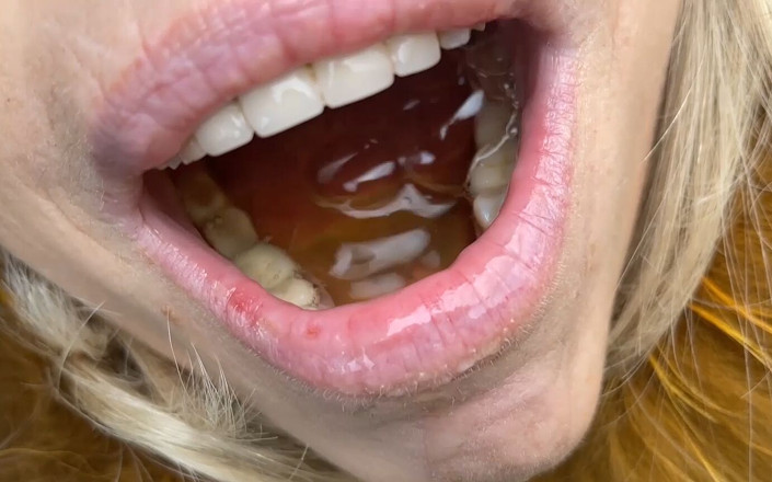 sex21century: História # 5. Estrela pornô francesa Lilly com óculos toma uma chuva dourada,...