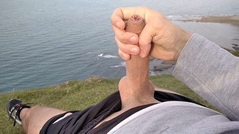 Elvissc: Une énorme bite coquine se fait branlette sur la plage et...