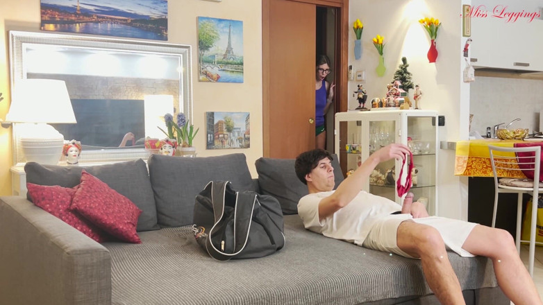 MissLeggings: Üvey Anne, Üvey Oğlumun Direk Dansı Çantasını Karıştırırken Yakaladıktan Sonra Ders Olarak Övey...