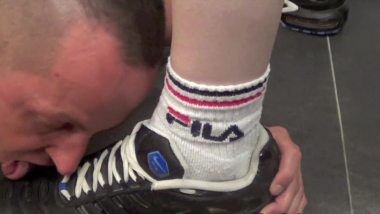 Sneaker gay: Soumission de basket dans la cuisine