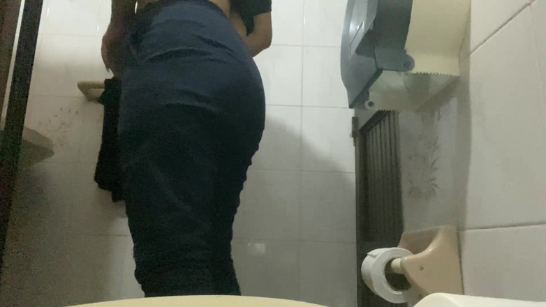 irina69star: Медсестра писает в ванной больницы