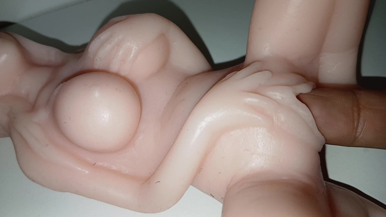 LunaDesire: Mini boneca sexual fodida por grandes dedos