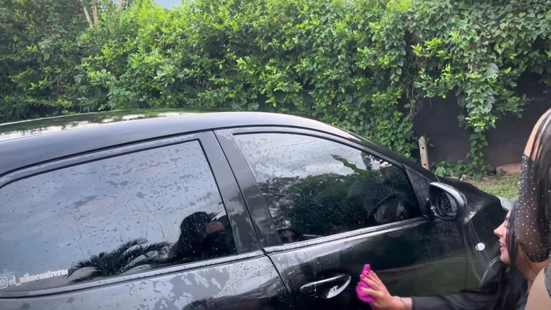 KerentSleen: De belles Latinas lavent leur voiture et finissent par baiser,...