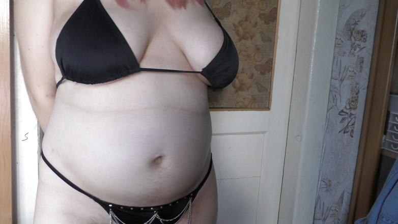 Milky Mari: Une chaudasse dévergondée en bikini ramène un préservatif usagé dans...