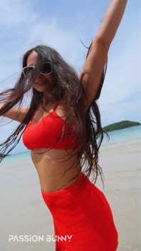 Bikini Naranja Divertido Y Belleza Parpadeando En La Playa
