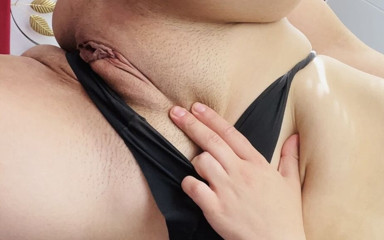 Lizze21: Si jalang nakal menjolok dubur dan pepek ketatnya dengan minyak...