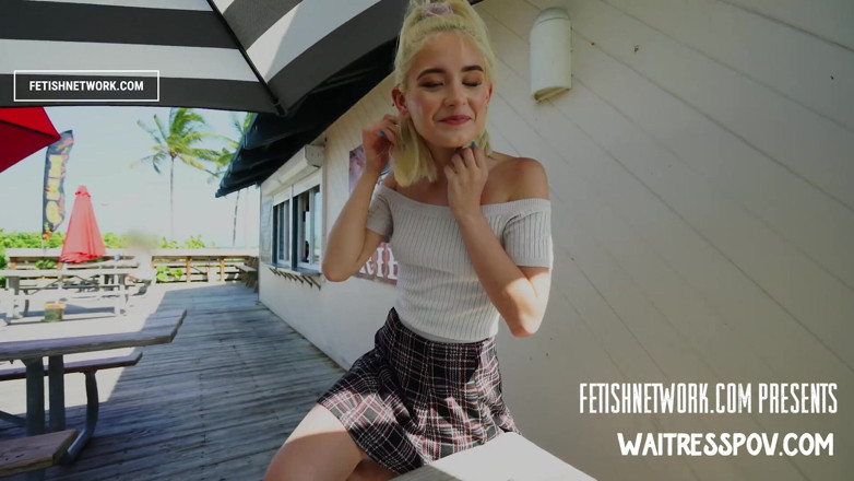 Waitress POV: Serveuse en POV - Jessie Saint goûte la fille de son...