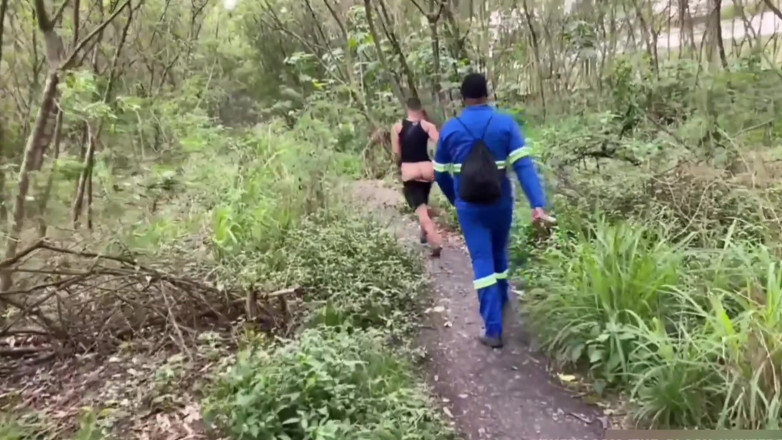 TheBlacKHunterr: Ein Arbeiter ging am Park vorbei und bekam eine