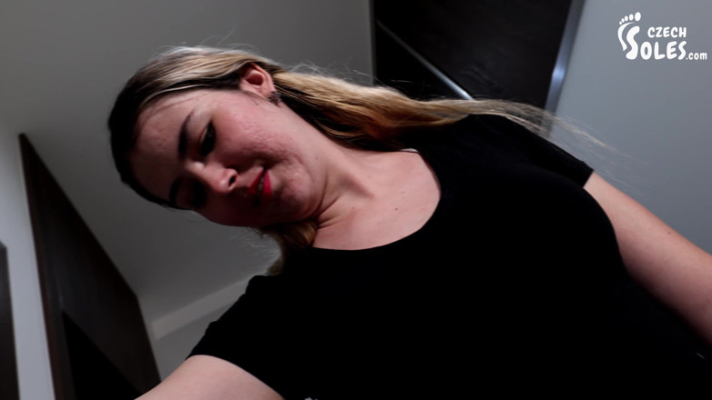 Czech Soles - foot fetish content: Носимые белые носки в видео от первого лица, соблазняет ее большими ступнями