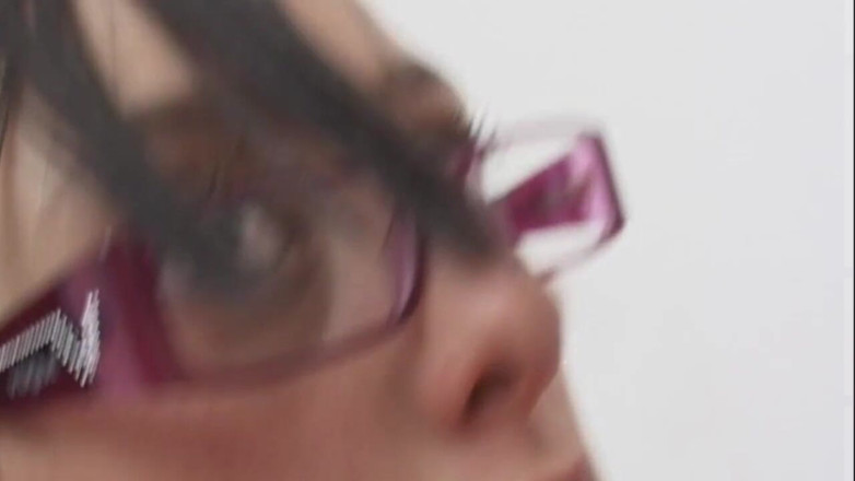 My porn family: Une jeune salope amateur avec des nattes et des lunettes...