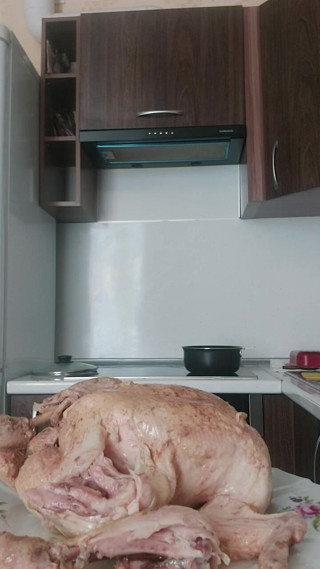 GinnaGg: Je cuisine la soupe pour mon mari, toujours nue