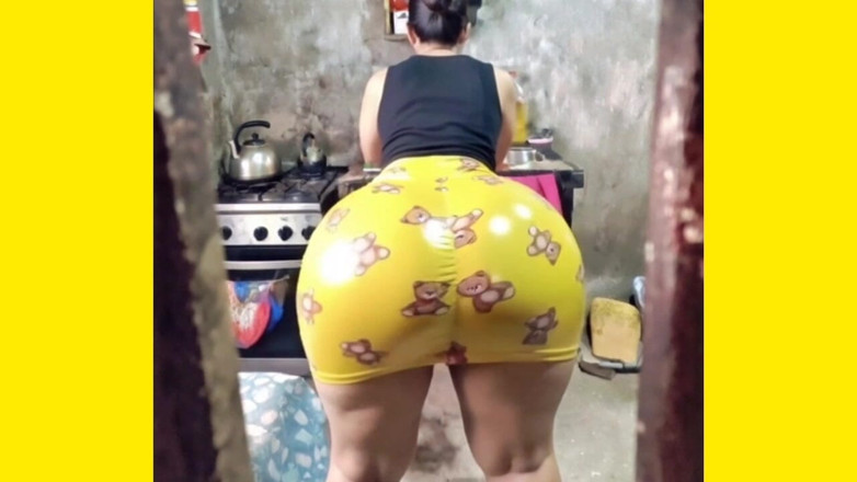 Xprohibidox1: 노란색 치마를 입고 섹시한 춤을 추는 그녀